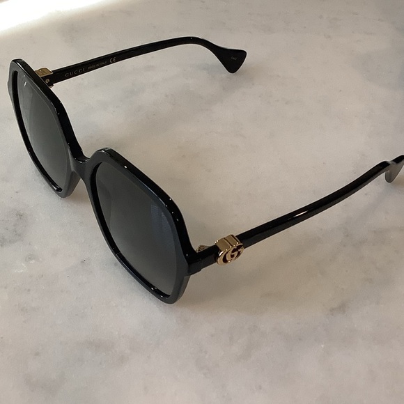 Gucci Women's Oversized Square, Black Sunglasses, Brand New - Picture 3 of 4
